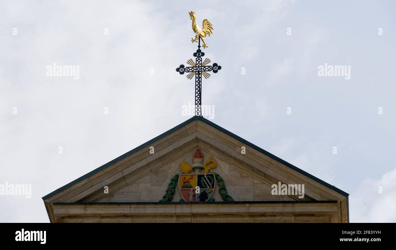 Facciata anteriore di una chiesa monastery con una croce Foto Stock