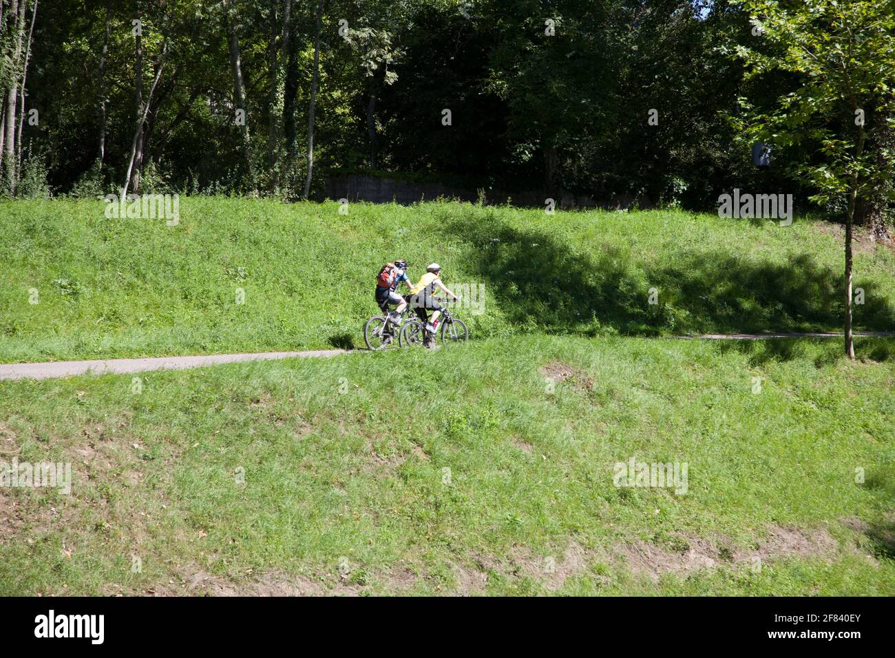 Percorso ciclabile lungo il Canal de Bourgogne a Pouilly-en-Auxois in La Côte-d'Or Borgogna Francia Foto Stock