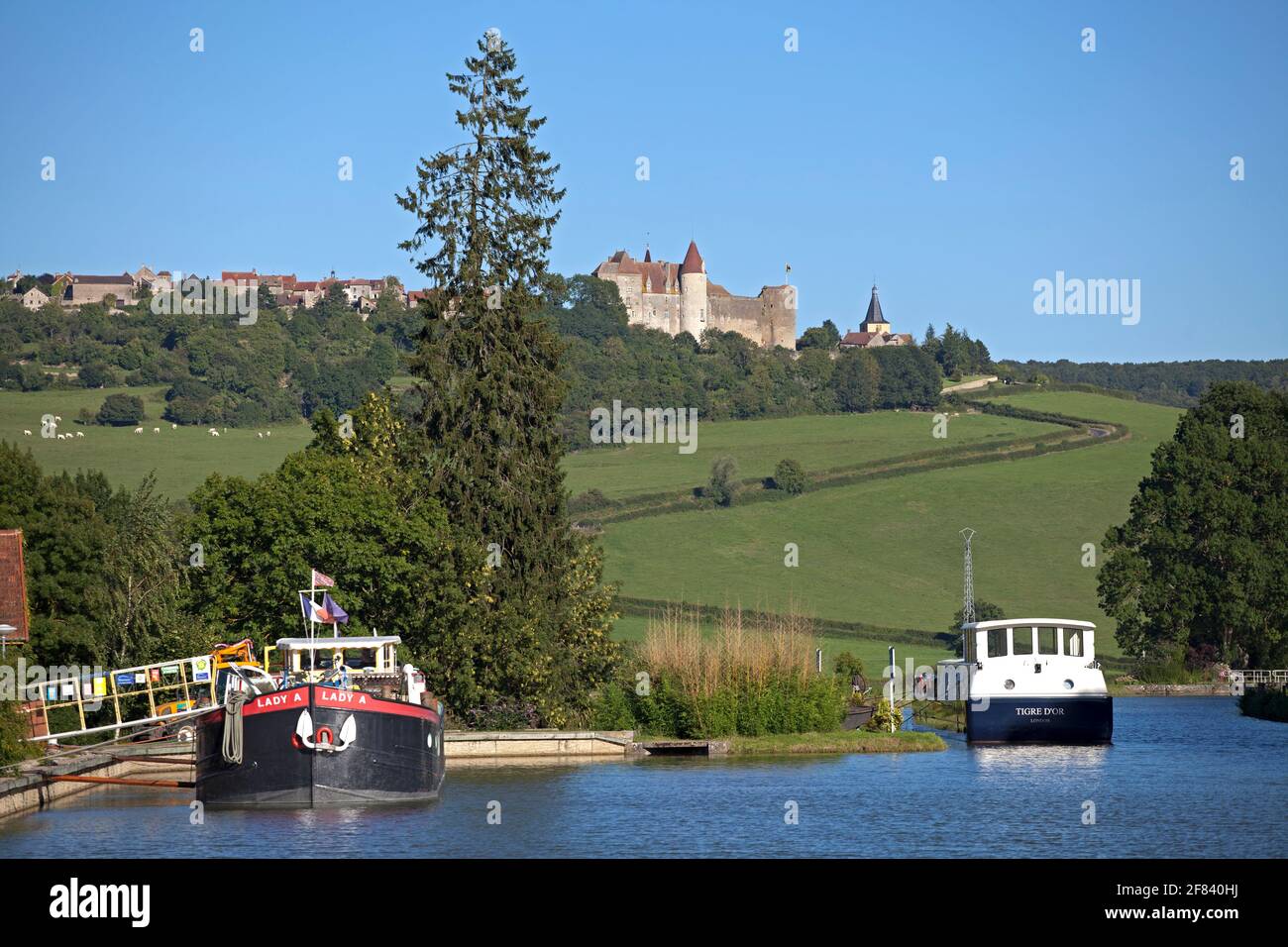 Chiatte sul Canal de Bourgogne sotto il Plus beau Villaggio di Châteauneuf en Auxois nella Côte-d'Or Borgogna Francia Foto Stock
