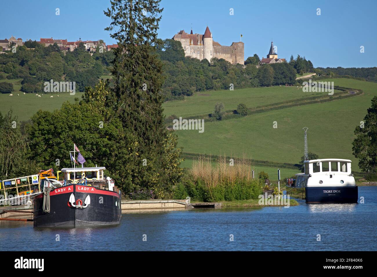 Chiatte sul Canal de Bourgogne sotto il Plus beau Villaggio di Châteauneuf en Auxois nella Côte-d'Or Borgogna Francia Foto Stock