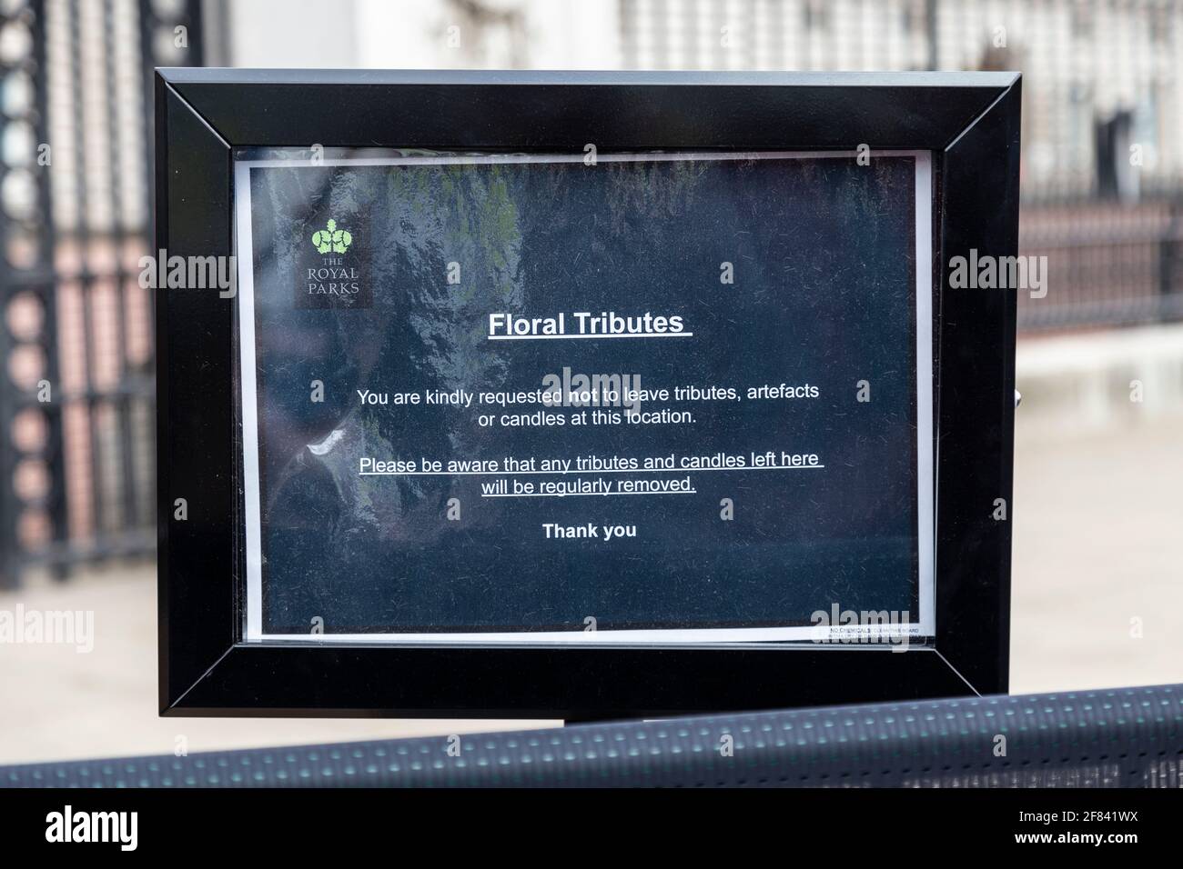 11 aprile 2021, Londra, Regno Unito - Avviso sui tributi di fiori fuori Buckingham Palace dopo la morte del principe Filippo, duca di Edimburgo il 9 aprile Foto Stock