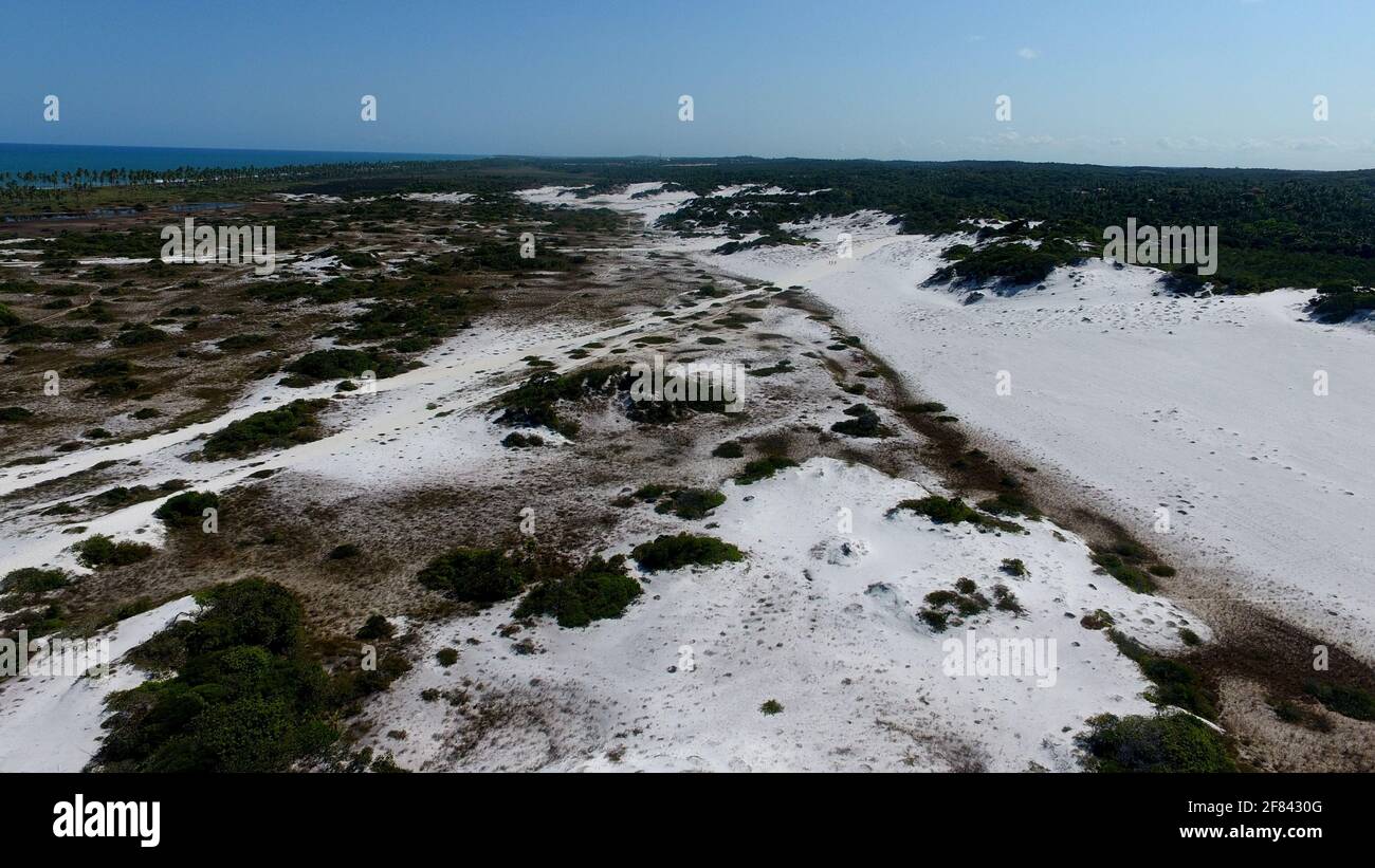 mata de sao joao, bahia / brasile - octuber 2, 2020: Veduta aerea delle dune nel distretto di Santo Antonio nel comune di Mata de Sao Joao. Foto Stock