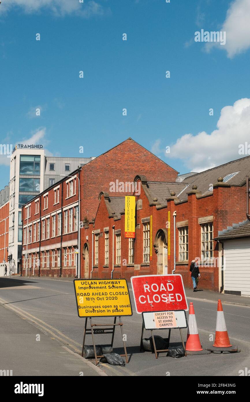 Segnaletica stradale chiusa nel centro di Preston a causa di lavori di sviluppo presso l'Università del Lancashire Centrale. Foto Stock