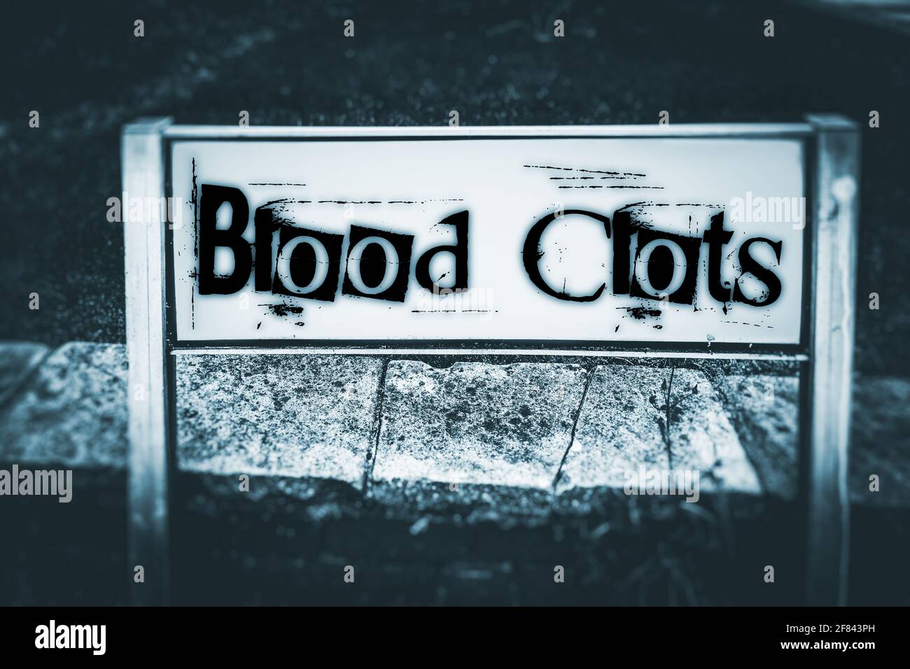 Coaguli di sangue visualizzati sul cartello stradale Foto Stock