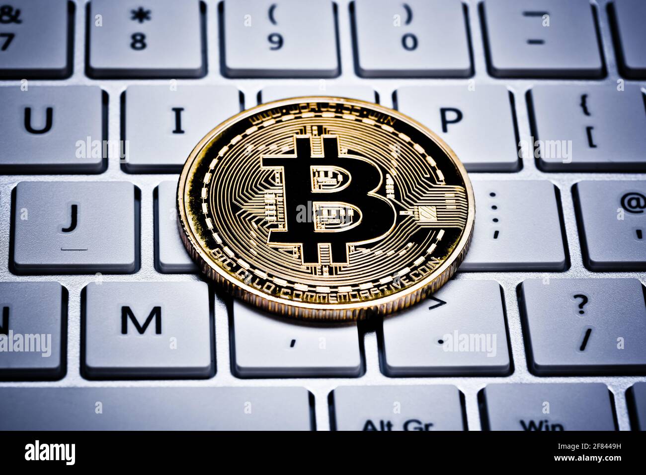 Bitcoins su tastiera, mining con computer, ledger digitale come portafoglio  di sicurezza, bitcoin è la valuta virtuale Foto stock - Alamy