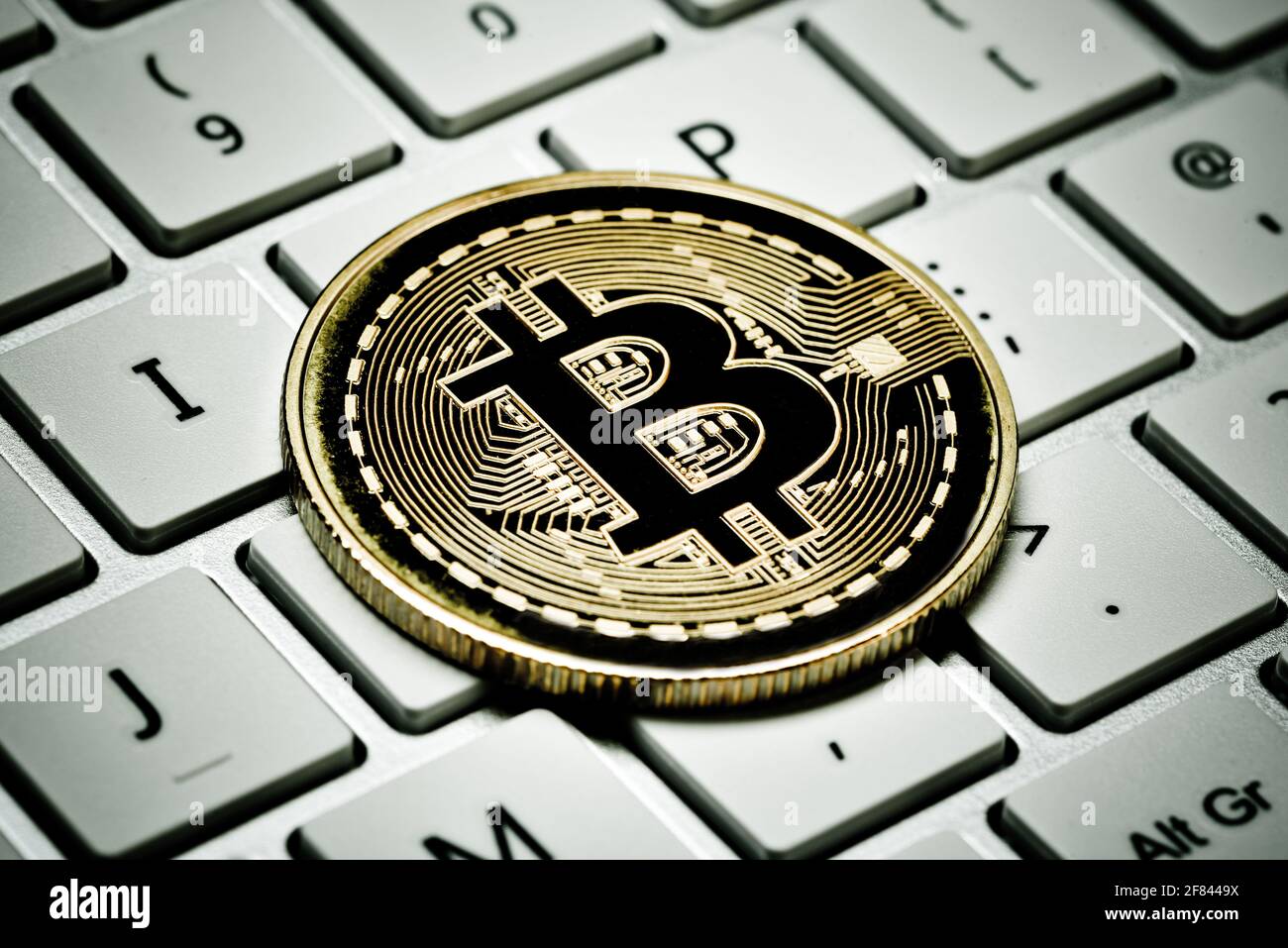 Bitcoins su tastiera, mining con computer, ledger digitale come portafoglio di sicurezza, bitcoin è la valuta virtuale Foto Stock