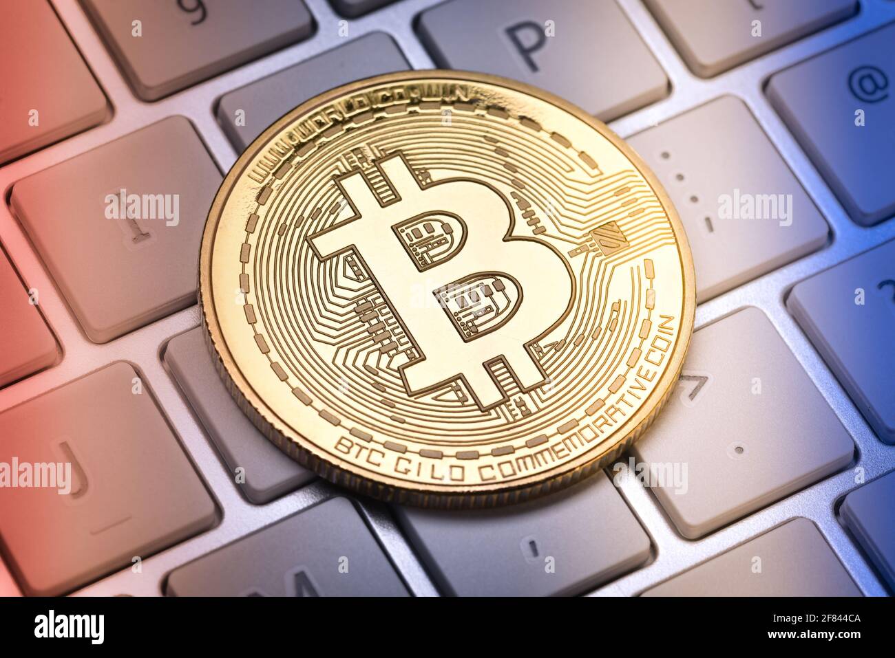 Bitcoins su tastiera, mining con computer, ledger digitale come portafoglio di sicurezza, bitcoin è la valuta virtuale Foto Stock
