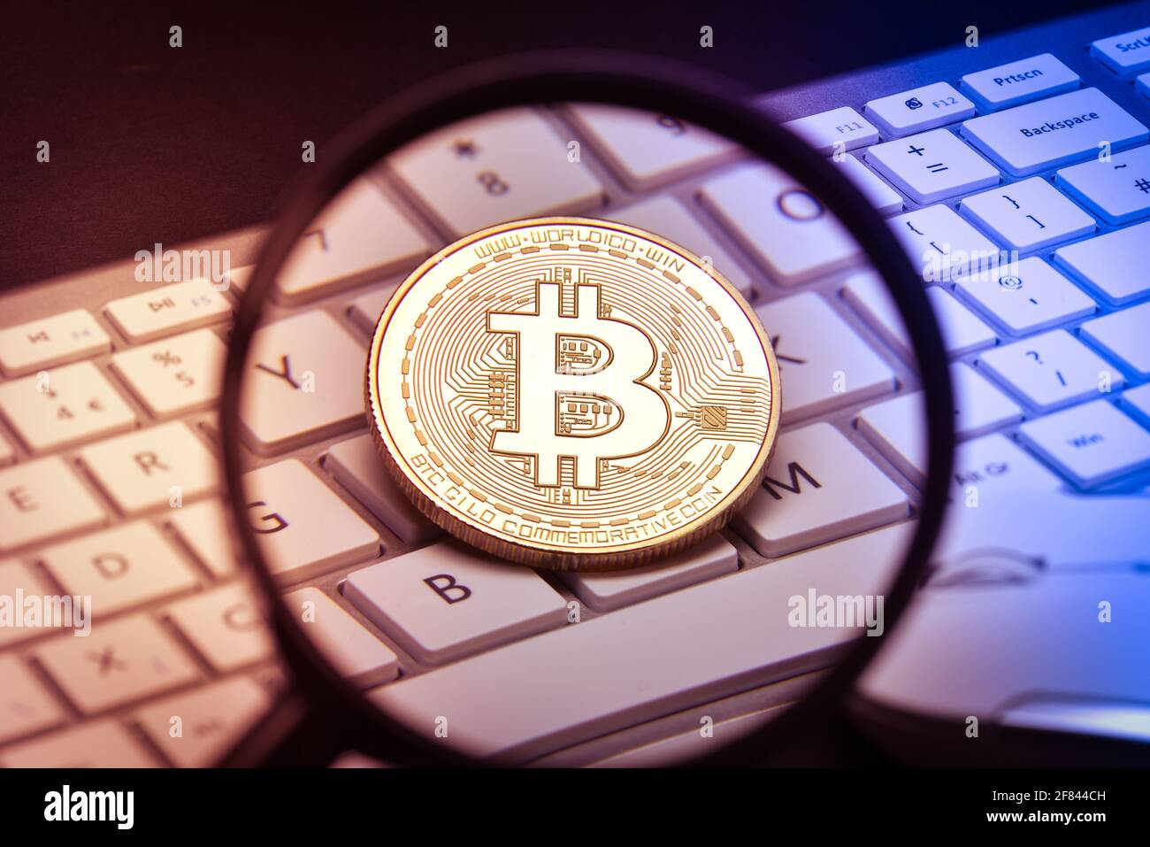 Bitcoins su tastiera, mining con computer, ledger digitale come portafoglio di sicurezza, bitcoin è la valuta virtuale Foto Stock