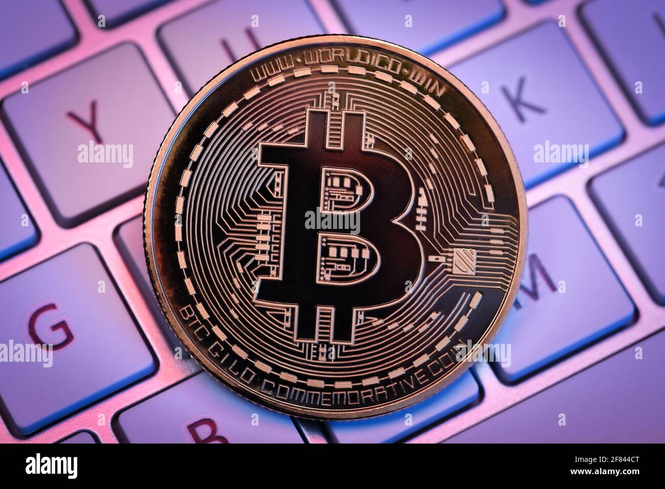 Bitcoins su tastiera, mining con computer, ledger digitale come portafoglio di sicurezza, bitcoin è la valuta virtuale Foto Stock