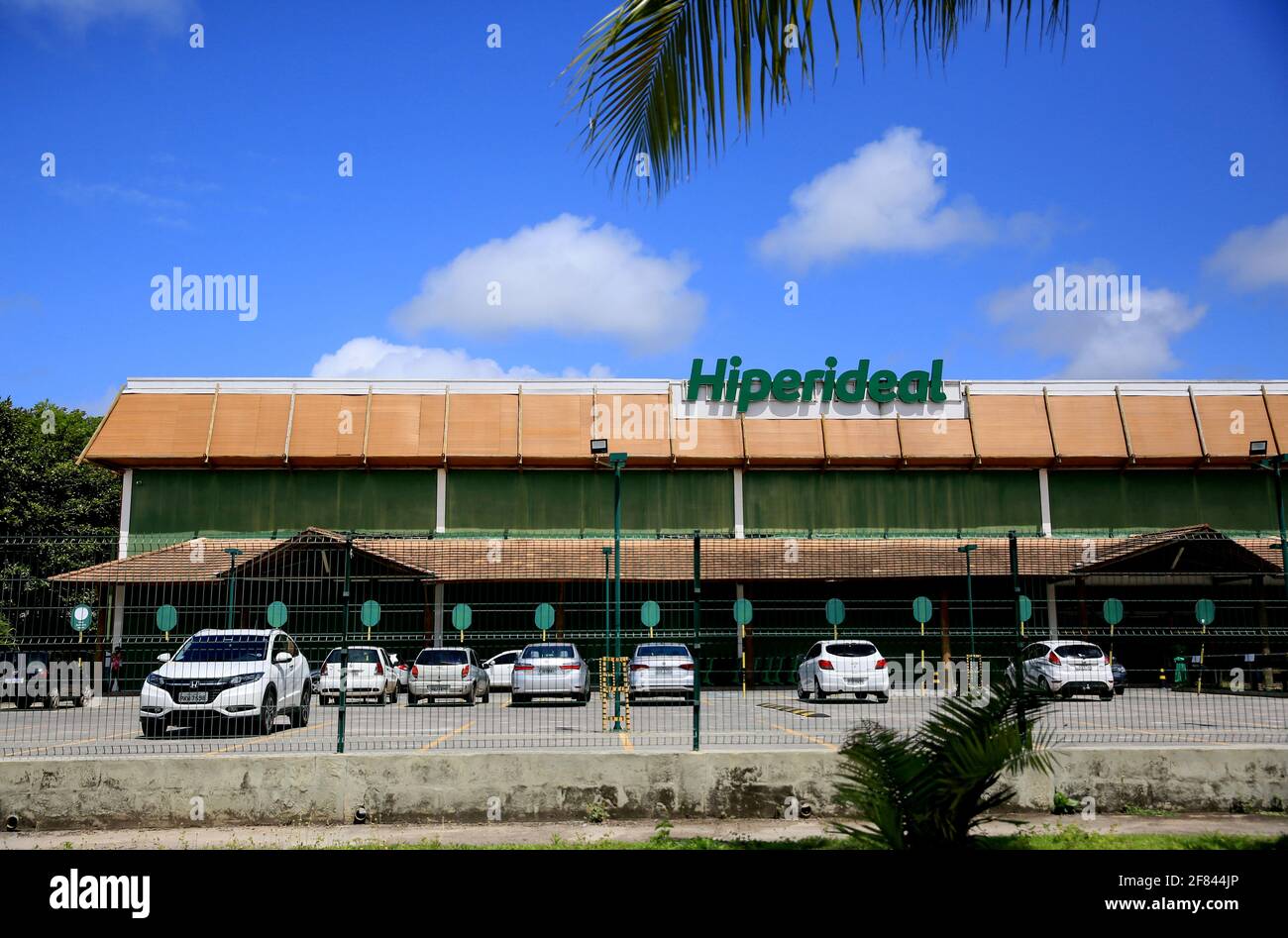 mata de sao joao, bahia, brasile - 23 settembre 2020: Facciata dell'ideale Hiper a Praia do Forte. Foto Stock