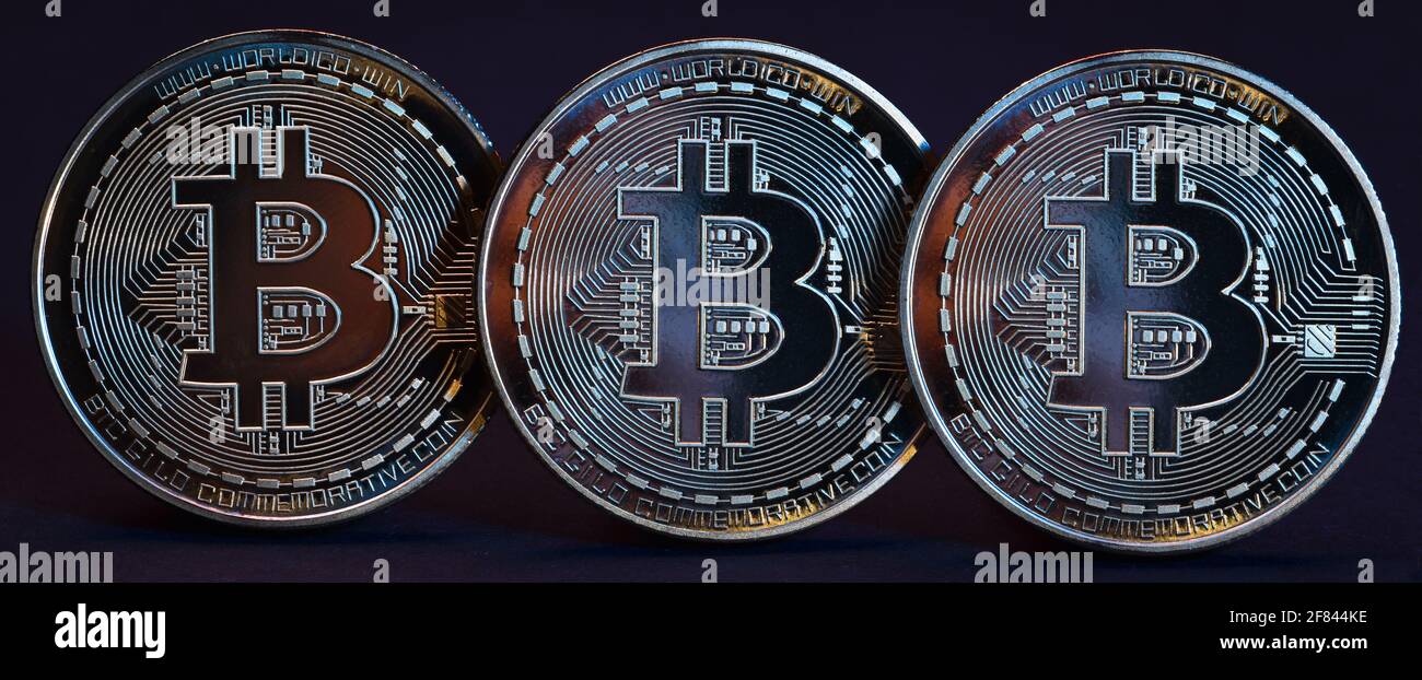 Golden Bitcoins valuta digitale, settore finanziario, banner sfondo nero Foto Stock