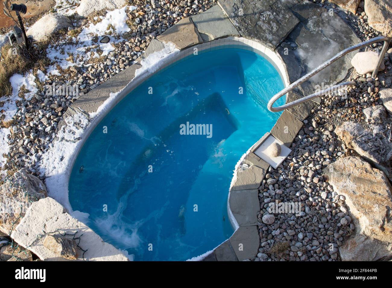 Vista dall'alto di una piscina in inverno con acqua blu Foto Stock