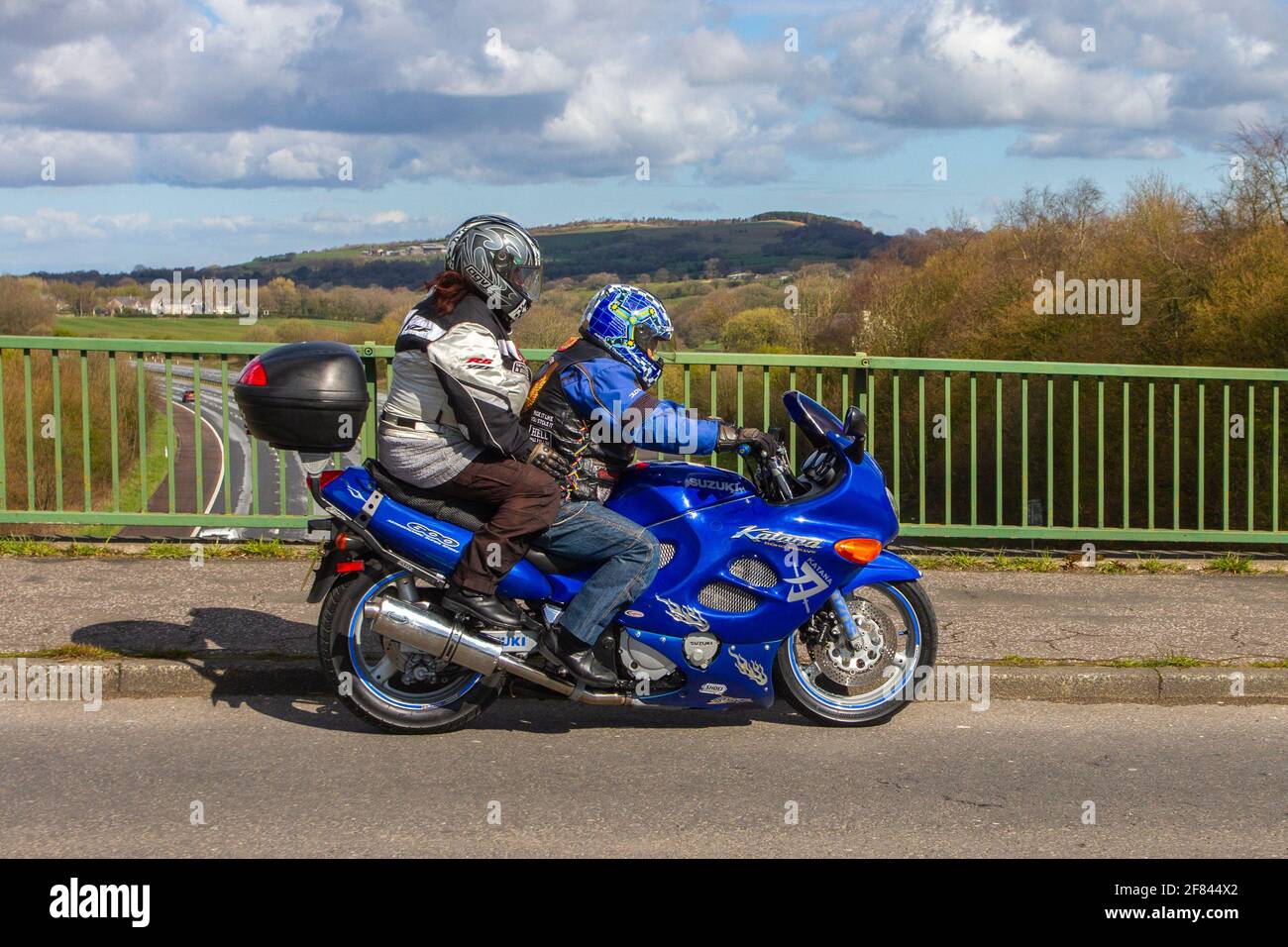 1998 90s n90 blu Suzuki Katana 600cc super sport; motociclista; trasporto a due ruote, motocicli, veicoli su strade britanniche, motociclette, motociclisti a Manchester, Regno Unito Foto Stock