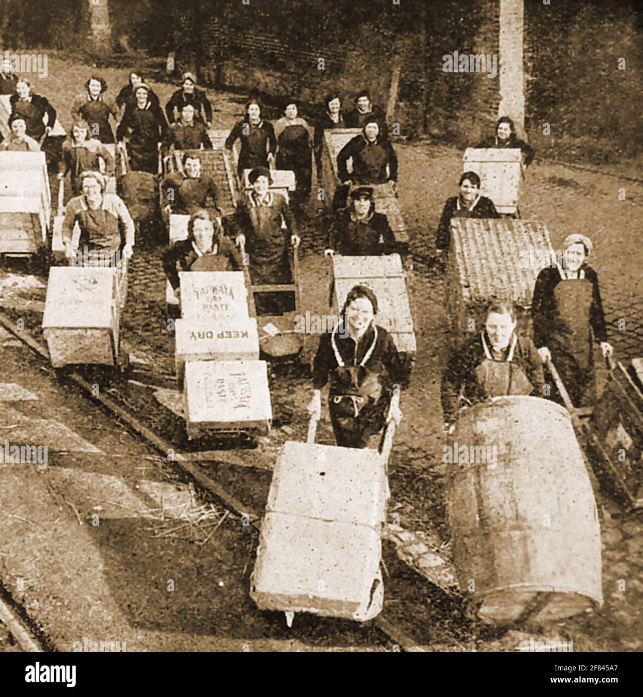 WW2 - Donne al lavoro in Gran Bretagna nel 1941 - una foto stampa del tempo che mostra le donne che si allenano come facchini ferroviari. Foto Stock