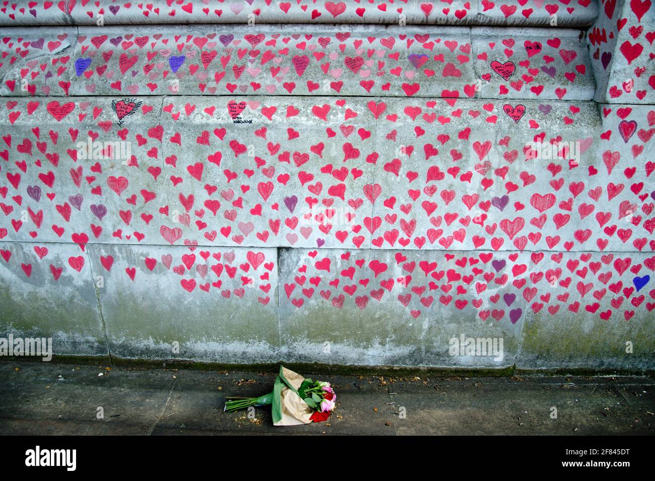 Southbank, Londra, Inghilterra, Regno Unito. National Covid Memorial Wall. Cuori rossi per commercare coloro che sono morti di Covid. Foto Stock