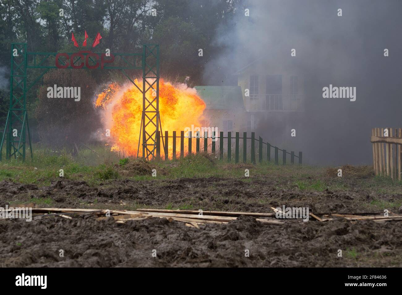 Regione di Mosca, Nelidovo, Russia - 15 luglio 2017. Festa militare-storica, esplosioni di fuoco durante l'attacco all'URSS Foto Stock