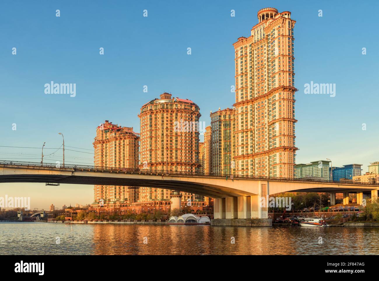Edifici di Mosca in luci del tramonto, Russia. Complesso residenziale Alye Parusa sul fiume Moskva. Scenario di grattacieli e Stroginsky Bridge a Mosca NOR Foto Stock