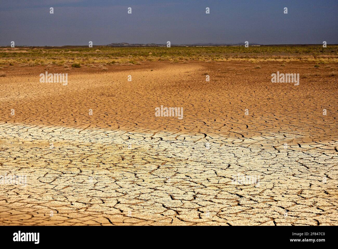 Iran Durch die Wüste LUT Ausgetrockneter See Blauer Himmel über Foto Stock