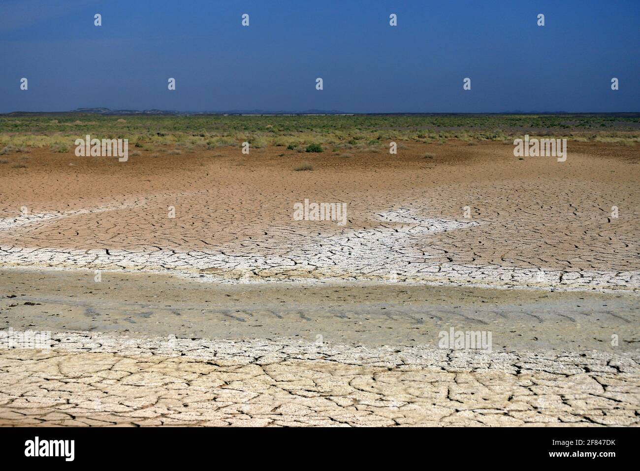 Iran Durch die Wüste LUT Ausgetrockneter See Blauer Himmel über Foto Stock