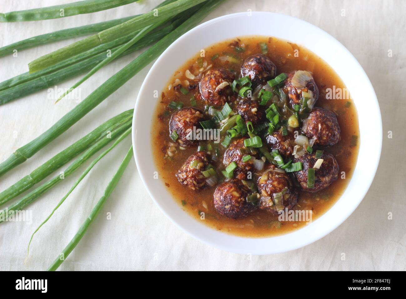 Veg Manchurian. Un gustoso piatto cinese Indo con palle di verdure fritte in una salsa piccante, dolce e piccante. La palla di verdure è fatta di cavolo, carota Foto Stock