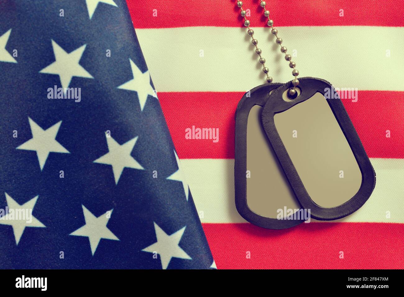 Primo piano di bandiera americana e soldati badges.Veterans Day concetto. Foto Stock