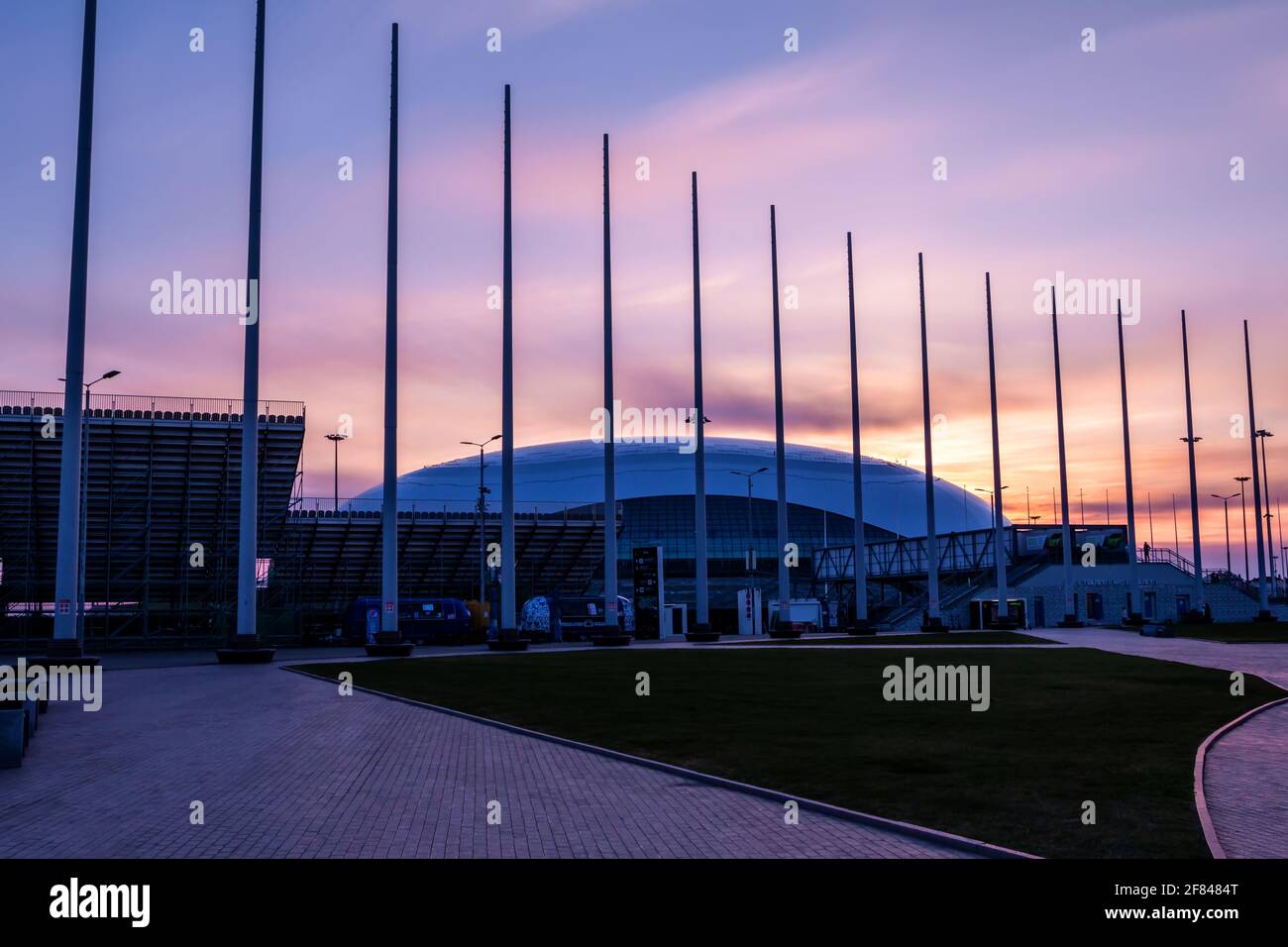 Sochi, Russia - 29 marzo 2021: Parco Olimpico Sochi. Bolshoy Ice Dome al tramonto Foto Stock