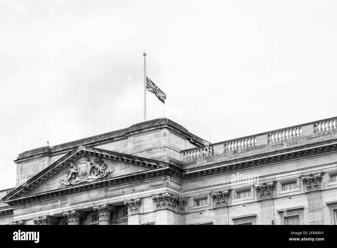 BUCKINGHAM PALACE, LONDRA, INGHILTERRA - 10 aprile 2021: Bandiera dell'Unione a metà albero, dopo la morte del principe Filippo un giorno prima Foto Stock