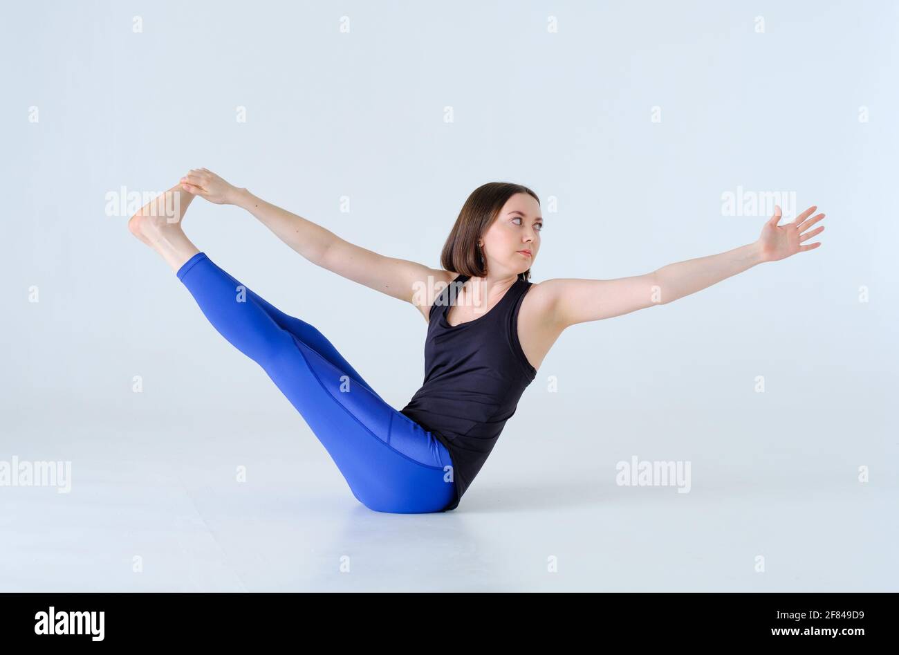 La donna fa l'esercitazione di yoga. Foto Stock