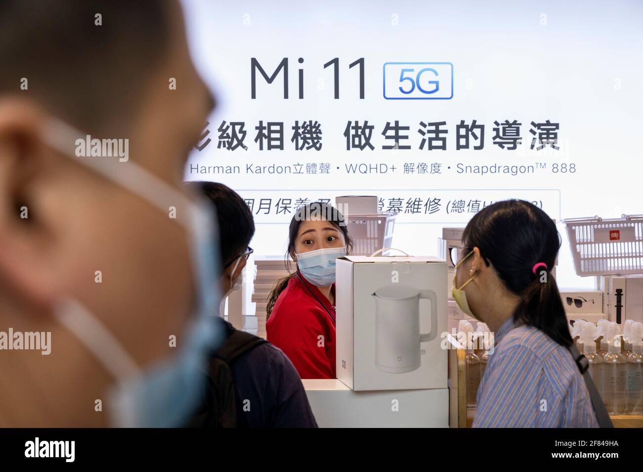 Hong Kong, Cina. 11 Apr 2021. Gli acquirenti si accodano in coda per acquistare i prodotti Xiaomi presso la multinazionale cinese della tecnologia e dell'elettronica, il principale negozio Xiaomi di Hong Kong. (Foto di Budrul Chukrut/SOPA Images/Sipa USA) Credit: Sipa USA/Alamy Live News Foto Stock