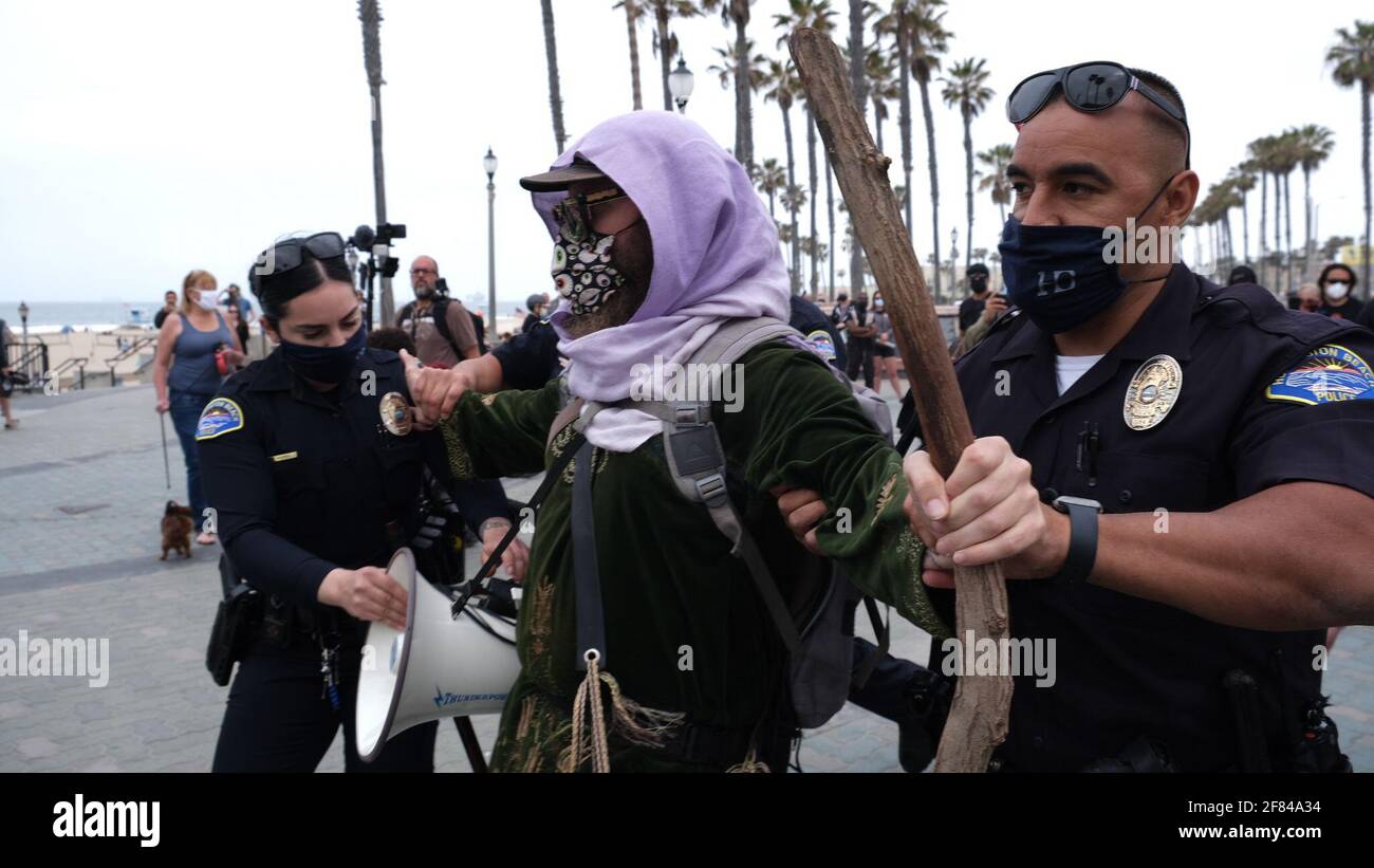 Huntington Beach, California, Stati Uniti. 11 Apr 2021. Un uomo conosciuto come Blobbie Kirkhuff è arrestato dopo più avvertimenti di violazione del rumore dalla polizia di Huntington Beach. Numerosi manifestanti si sono presentati al molo di Huntington Beach la domenica mattina dopo che i volatori del "White Lives Matter Rally" sono stati distribuiti online. Credit: Young G. Kim/Alamy Live News Foto Stock