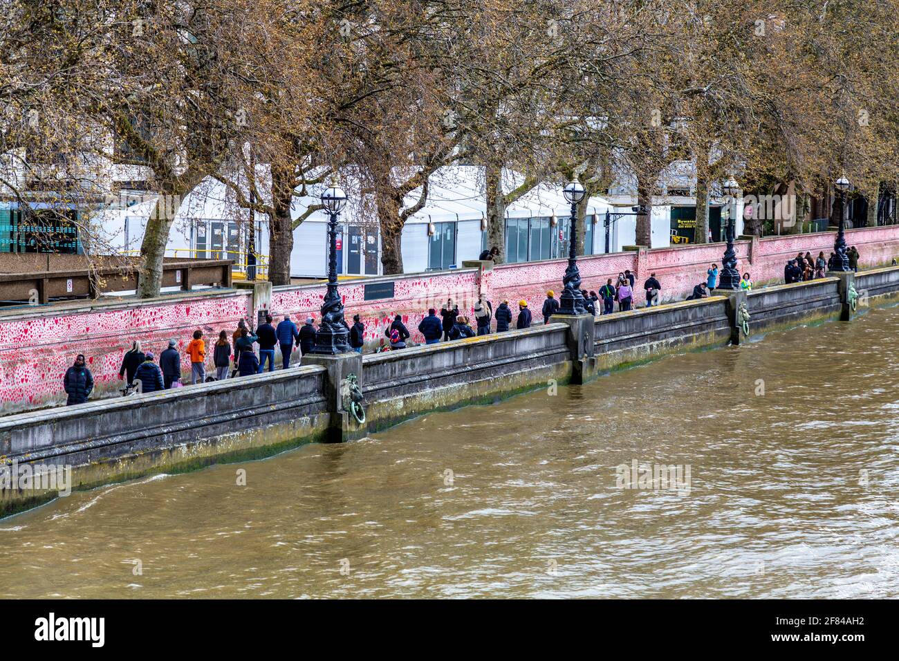 11 aprile 2021, Londra, Regno Unito - il National COVID Memorial Wall lungo la South Bank pieno di cuori per commemorare coloro che sono morti durante la pandemia del coronavirus Foto Stock