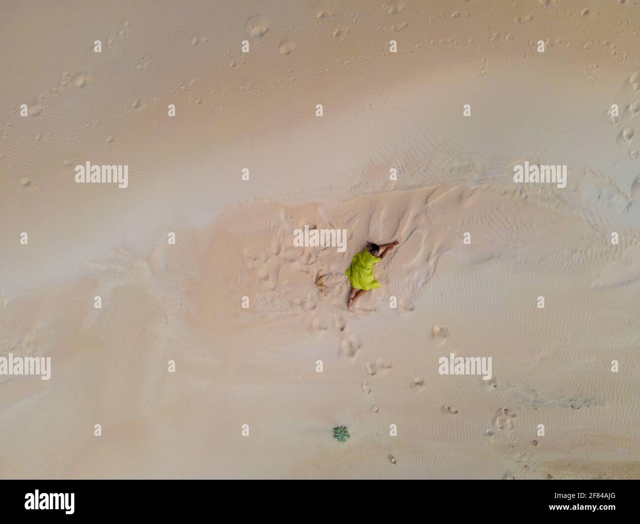 Drone vista di posa su dune di sabbia ripresa direttamente sopra Foto Stock