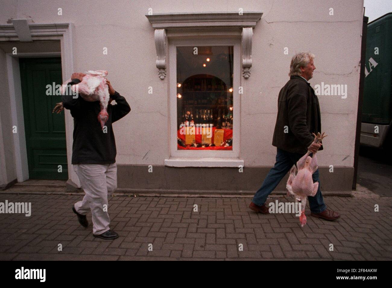 L'asta annuale della Turchia di Saffron Walden dove oltre 220 uccelli Sono stati venduti John Hare e il suo amico sono visto prendere Uccelli tra cui un 44 passera al pub Queen Elizabeth A Saffron Walden Foto Stock