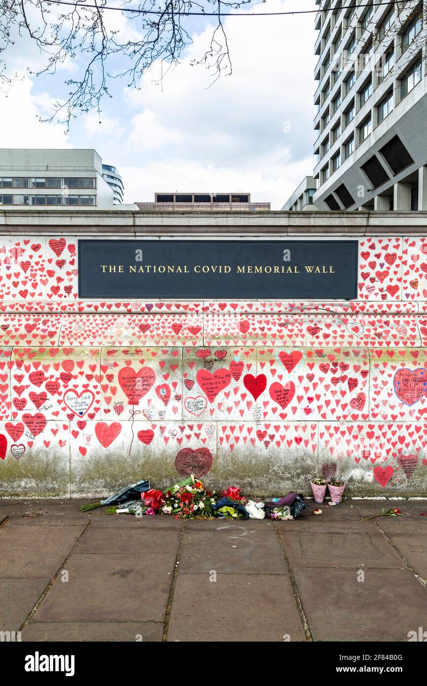 11 aprile 2021, Londra, Regno Unito - cuori disegnati sul National COVID Memorial Wall lungo la South Bank come tributo a coloro che sono morti durante la pandemia del coronavirus Foto Stock