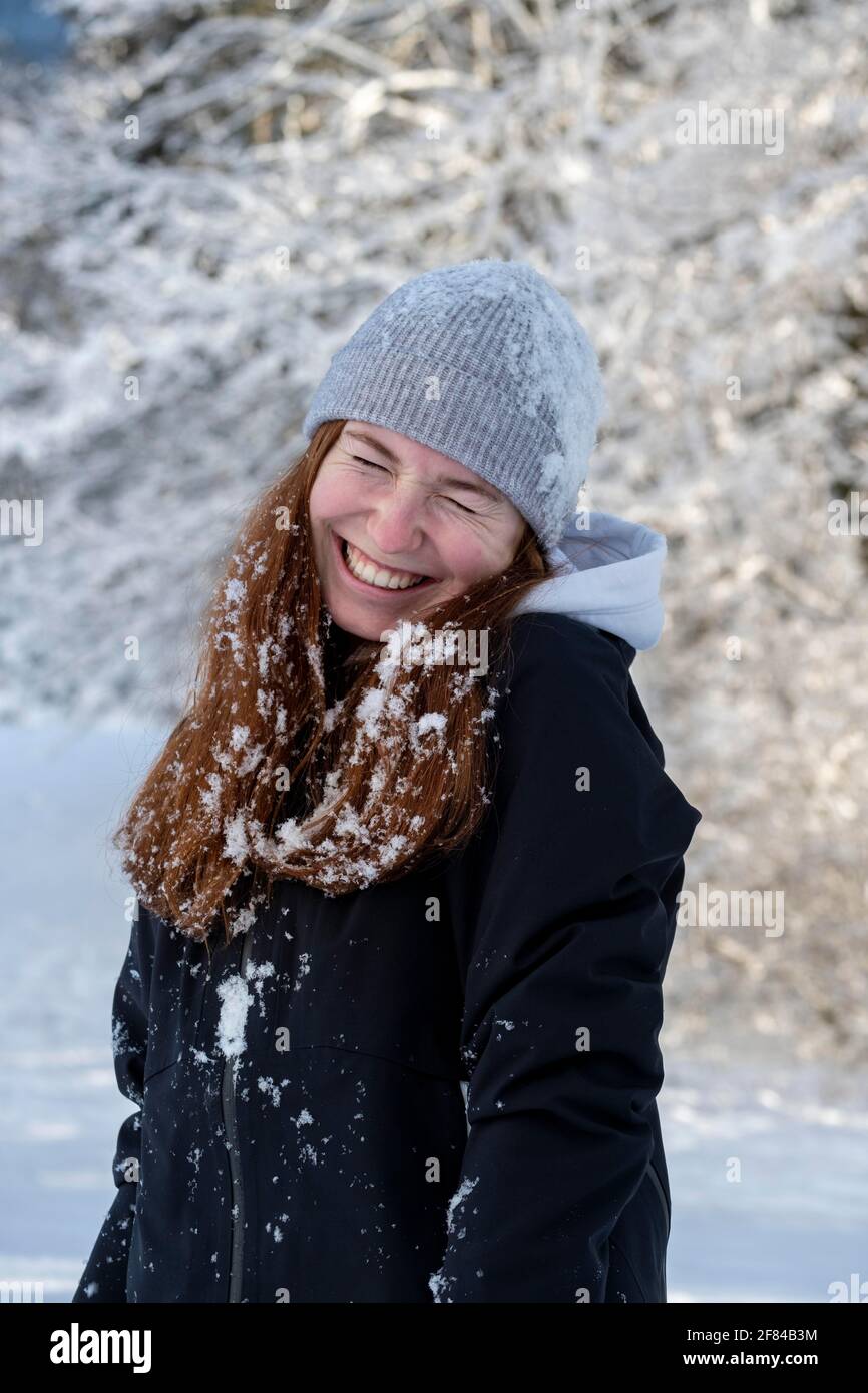 Donna che ama la neve durante la passeggiata invernale, inverno con neve, paesaggio innevato, Bad Heilbrunn, alta Baviera, Baviera, Germania Foto Stock