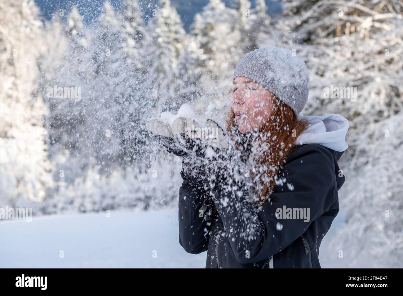 Donna che ama la neve durante la passeggiata invernale, inverno con neve, paesaggio innevato, Bad Heilbrunn, alta Baviera, Baviera, Germania Foto Stock