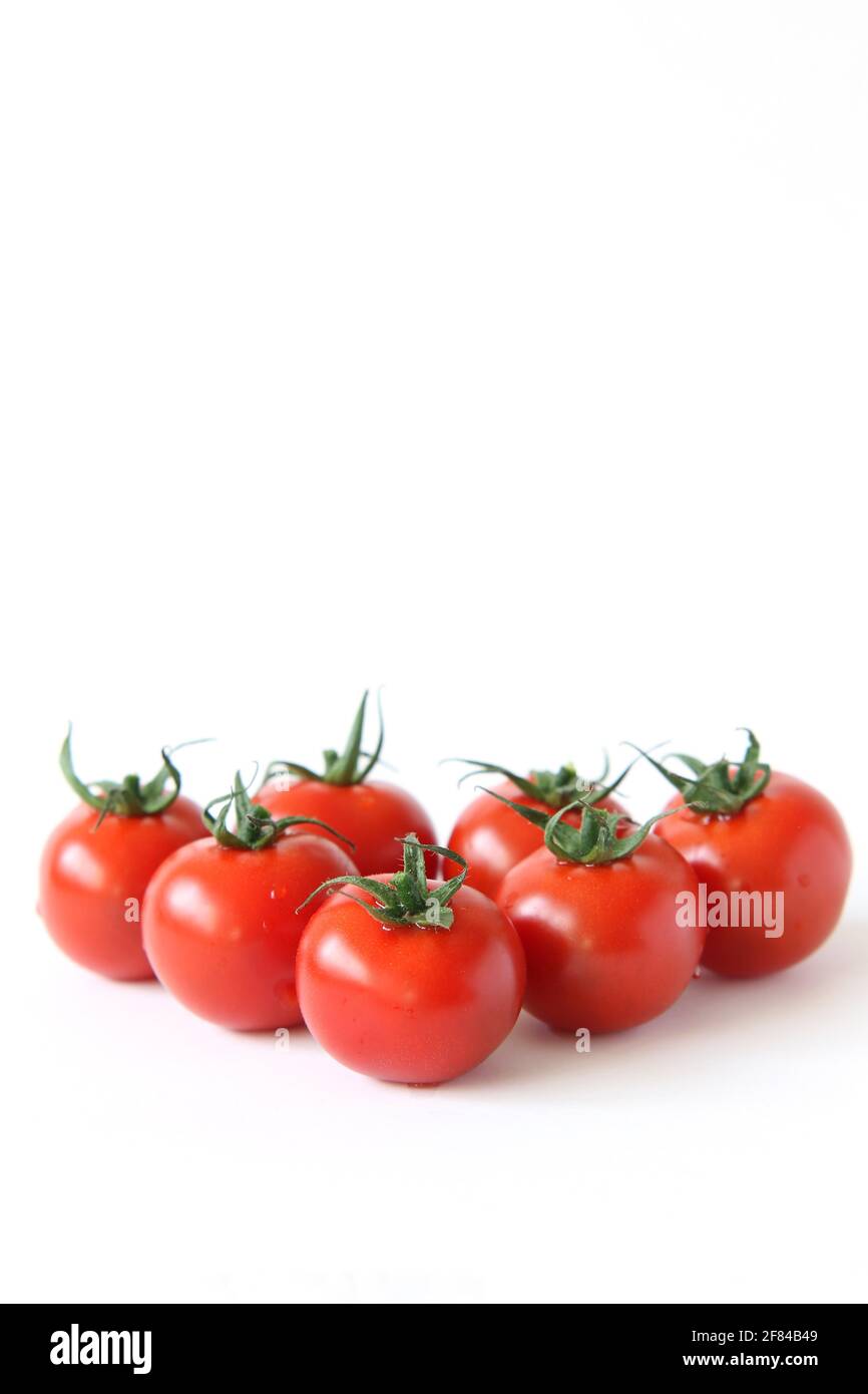 Pomodori panicoli su sfondo bianco, fotografia alimentare, studio shot Foto Stock