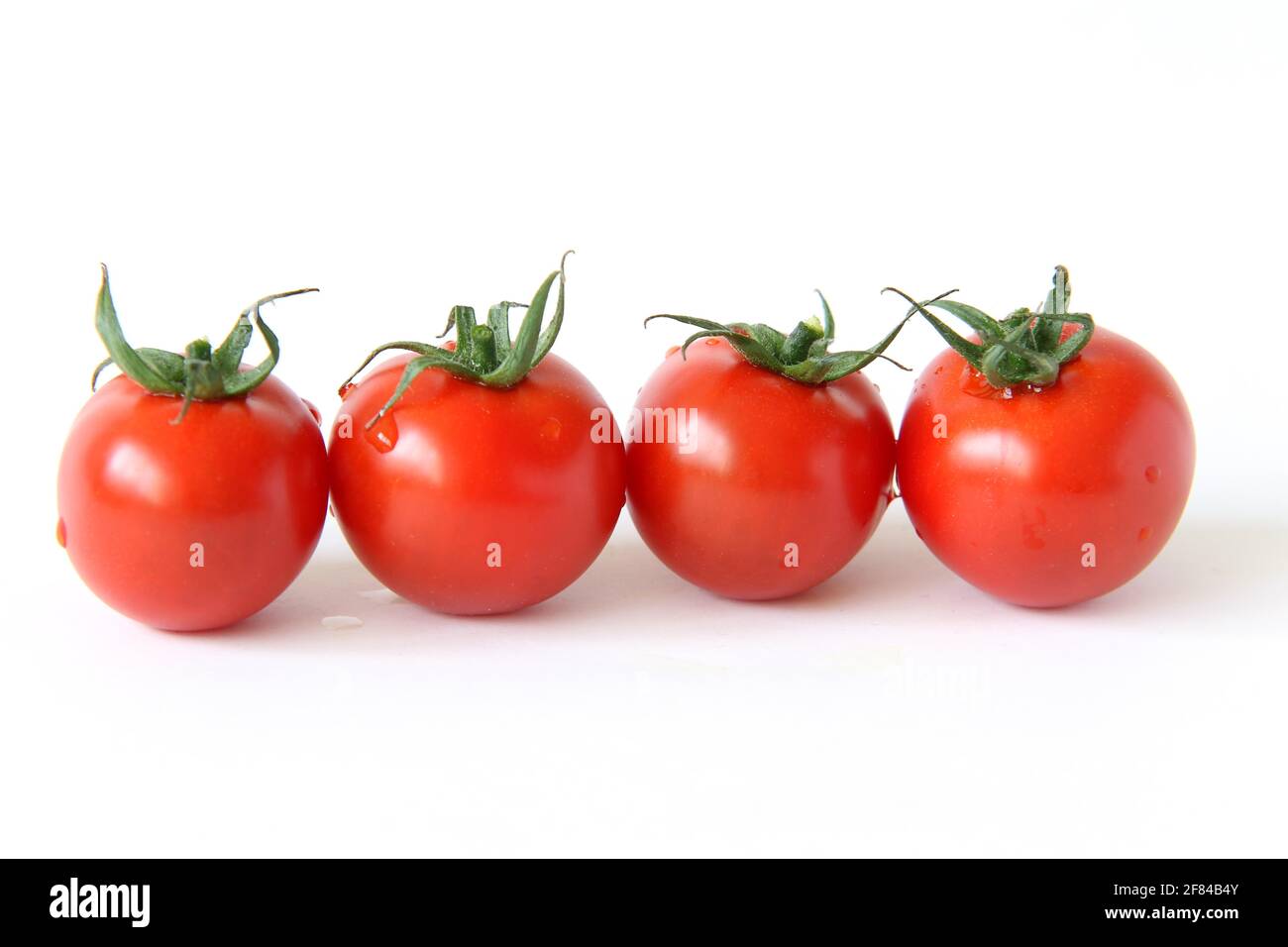 Pomodori panicoli su sfondo bianco, fotografia alimentare, studio shot Foto Stock