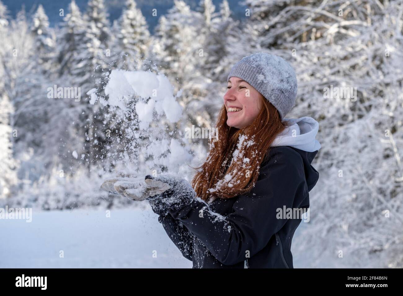 Donna che ama la neve durante la passeggiata invernale, inverno con neve, paesaggio innevato, Bad Heilbrunn, alta Baviera, Baviera, Germania Foto Stock