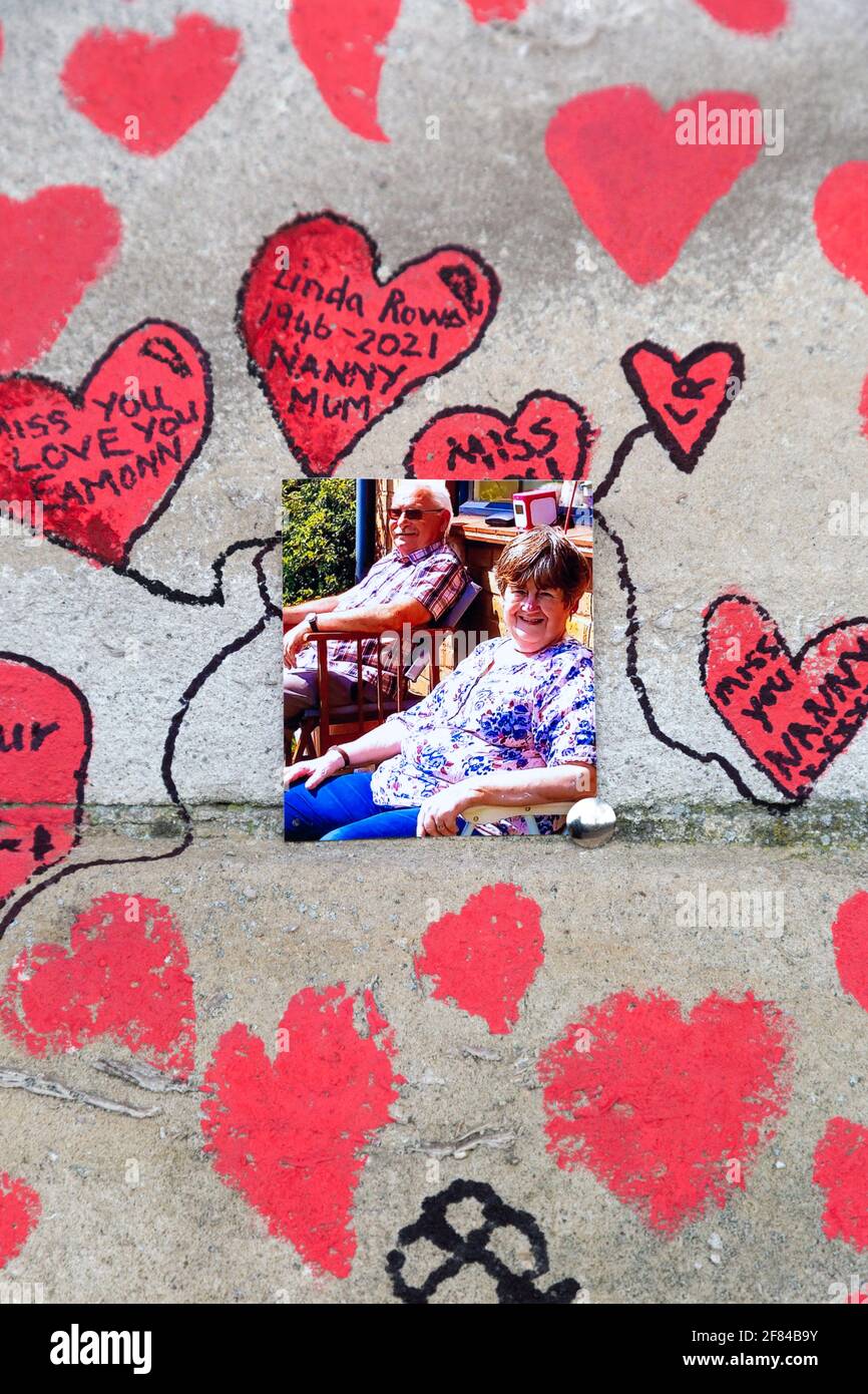 11 aprile 2021, Londra, Regno Unito - Foto e cuori disegnati sul National COVID Memorial Wall lungo la South Bank come tributo a coloro che sono morti durante la pandemia del coronavirus Foto Stock