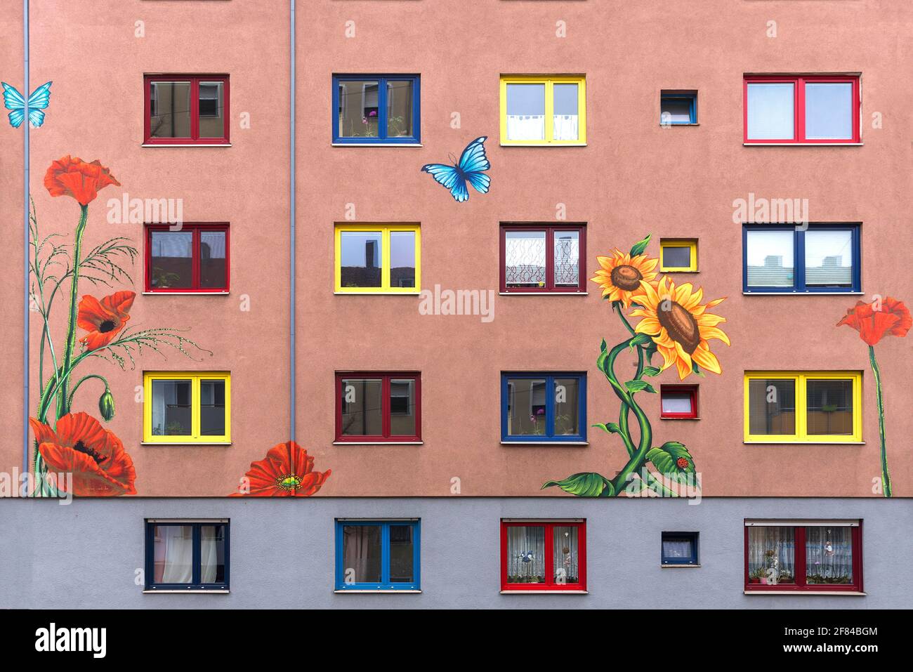 Colorati dipinti floreali sulla facciata di un edificio di appartamenti, Norimberga, Franconia Centrale, Baviera, Germania Foto Stock