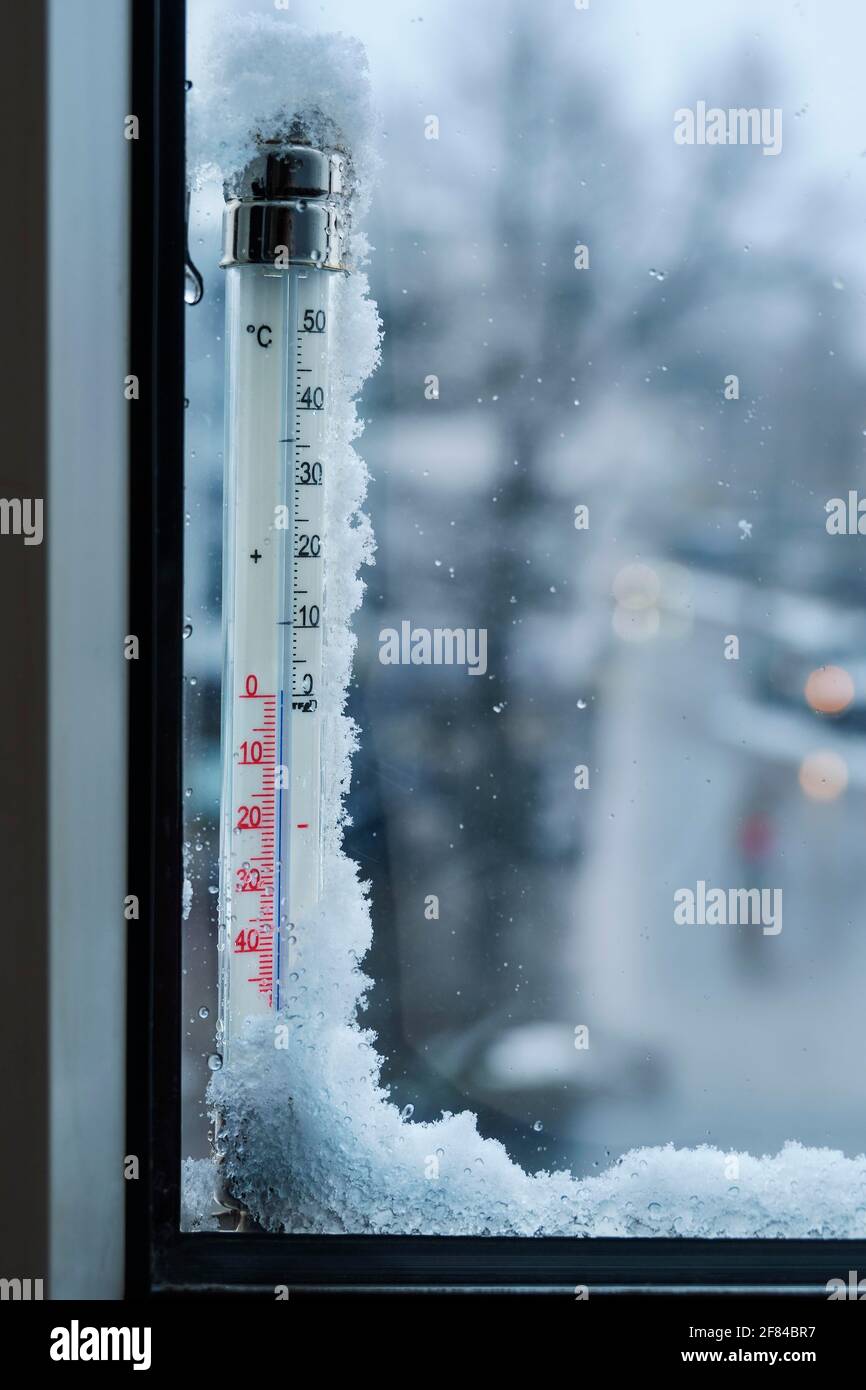 Termometro da esterno con gradi centigradi isolato con tracciato di  ritaglio Foto stock - Alamy