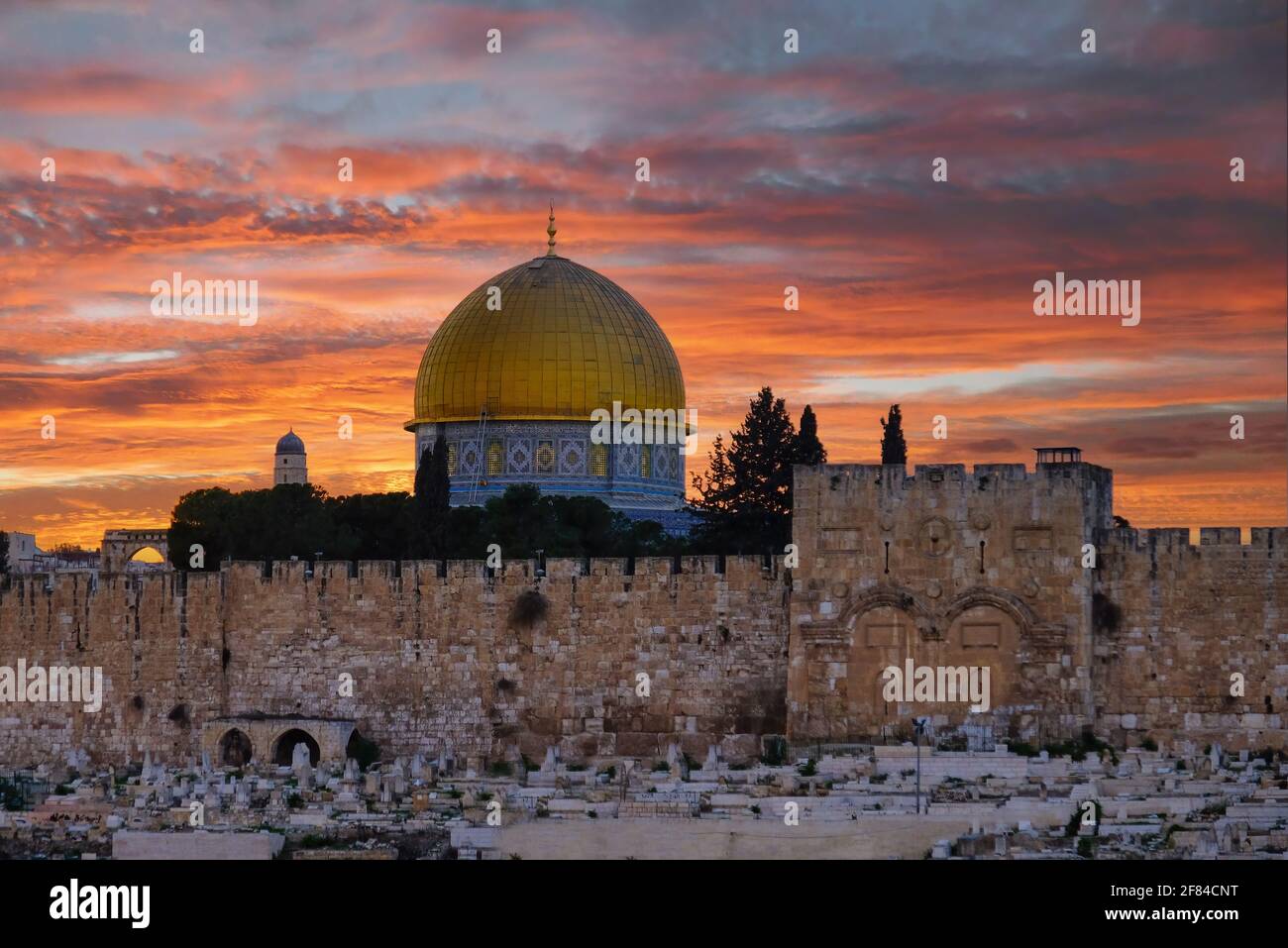 Gerusalemme, Israele; 11 aprile 2021 - Vista della Moschea al Aqsa sul Monte del Tempio al tramonto Foto Stock