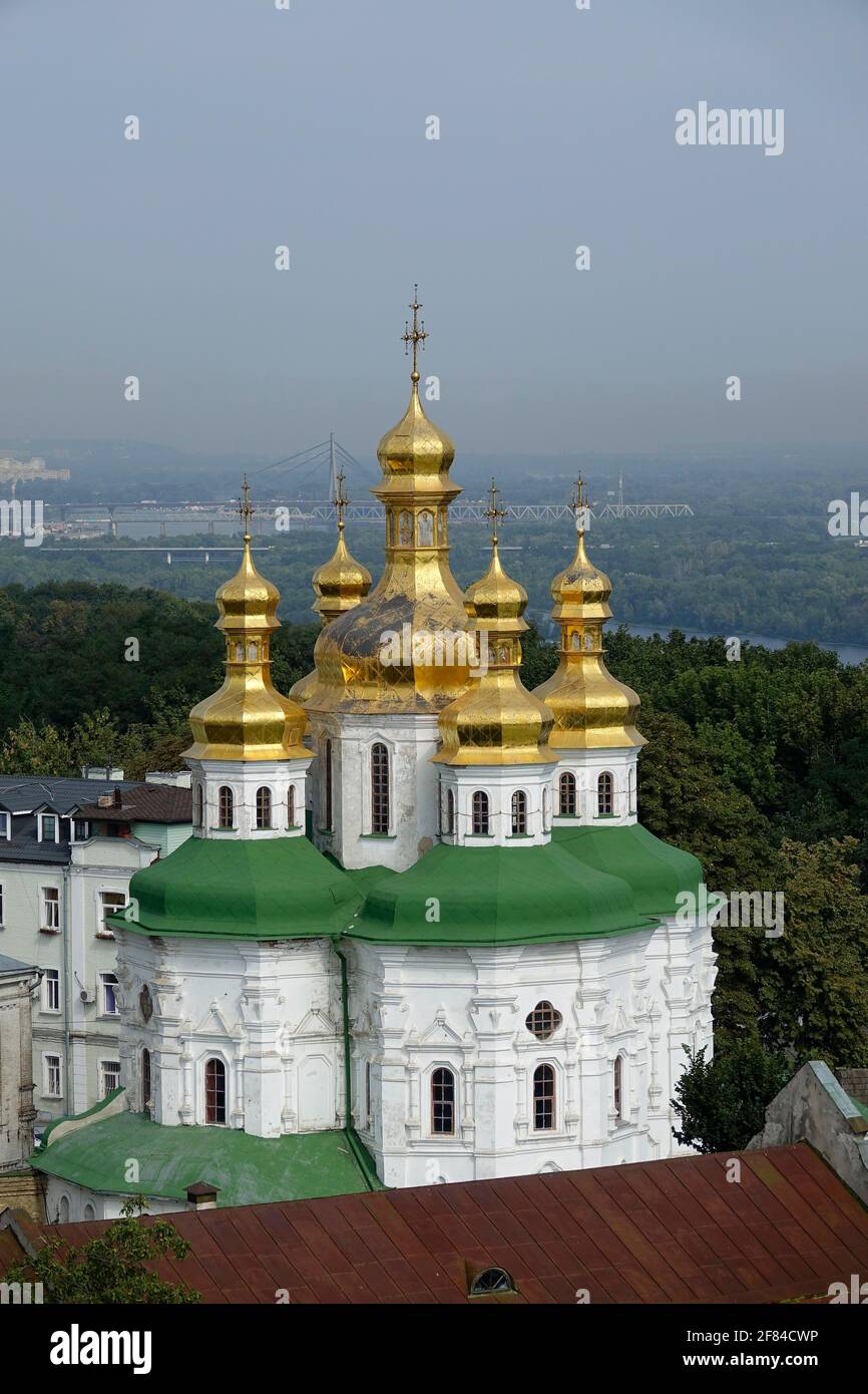 Vista dal Grande Campanile ad una chiesa dell'alta Lavra, al Monastero della Grotta di Kiev o al Monastero della Santa Assunzione, Kiev, Ucraina Foto Stock