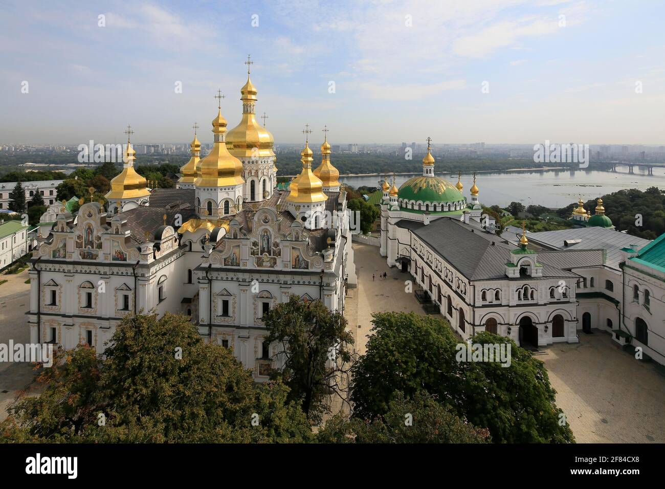 Vista dal Grande Campanile alla Cattedrale dell'Assunzione della Vergine Maria, Refettorio e Chiesa del Refettorio, dietro il fiume Dnieper, la Grotta di Kiev Foto Stock