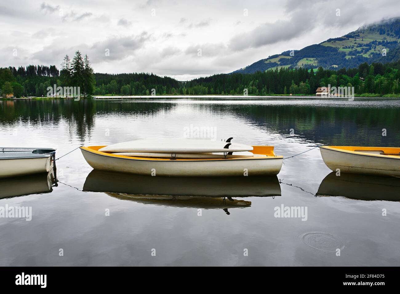 Paesaggio tranquillo sulla Schwarzsee - Lago Nero, lago di moor, Kitzbuhel ovest lungo la strada Brixental nel cuore delle Alpi Kitzbuhel, Tirolo, Austria Foto Stock