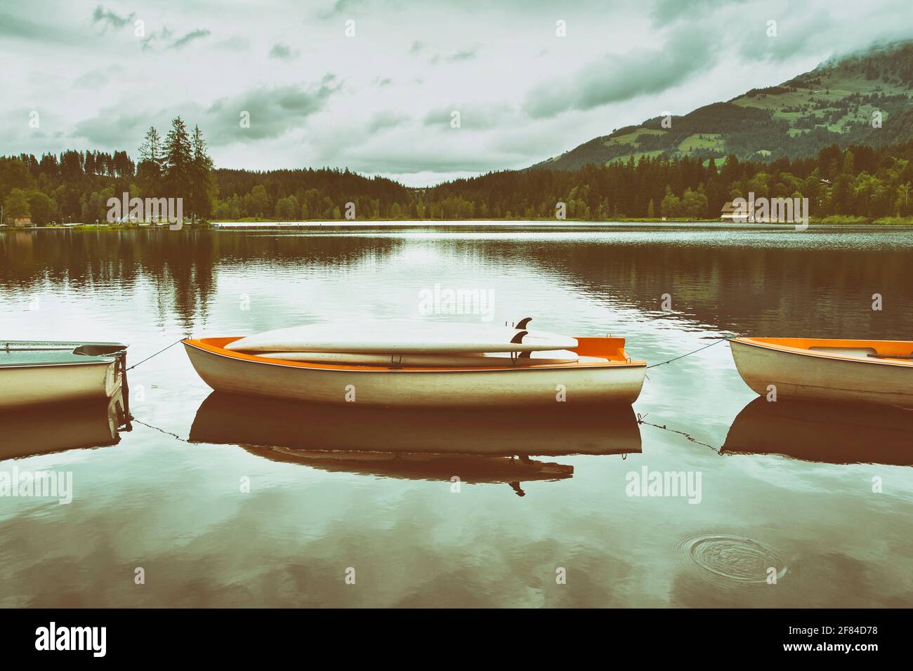 Paesaggio tranquillo sulla Schwarzsee - Lago Nero, lago di moor, Kitzbuhel ovest lungo la strada Brixental nel cuore delle Alpi Kitzbuhel, Tirolo, Austria Foto Stock