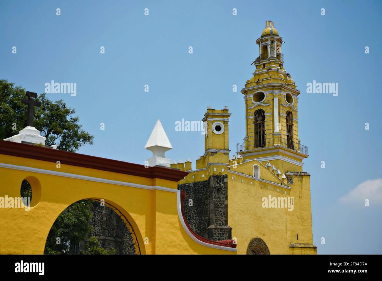 Vista panoramica sulla torre campanaria in stile barocco Parroquia de San Pedro Apóstol in Plaza de la Concordia, Cholula Puebla Messico. Foto Stock