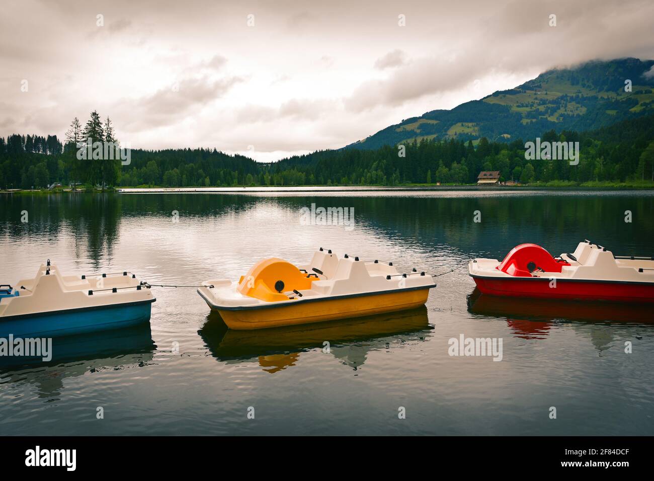 Paesaggio tranquillo sulla Schwarzsee - Lago Nero, lago di moor, Kitzbuhel ovest lungo la strada Brixental nel cuore delle Alpi Kitzbuhel, Tirolo, Austria Foto Stock