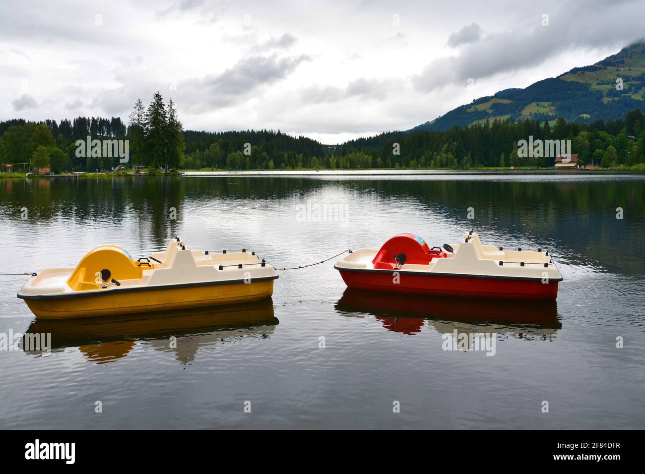 Paesaggio tranquillo sulla Schwarzsee - Lago Nero, lago di moor, Kitzbuhel ovest lungo la strada Brixental nel cuore delle Alpi Kitzbuhel, Tirolo, Austria Foto Stock